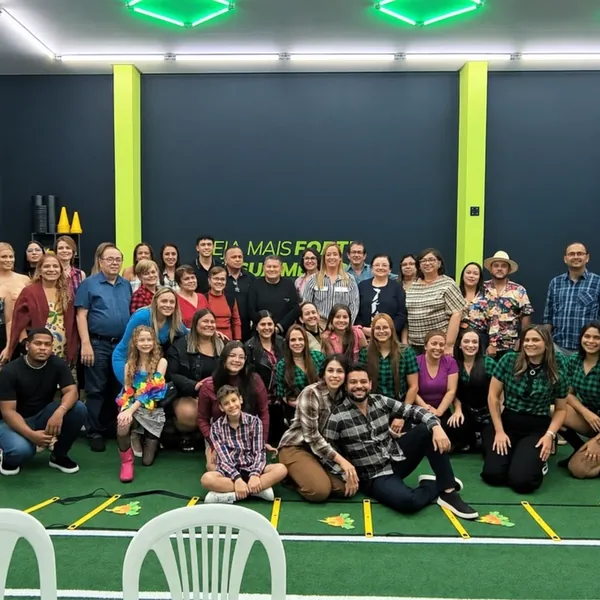 Alunos, familiares e equipe reunidos no estúdio da DoctorFit Caruaru
