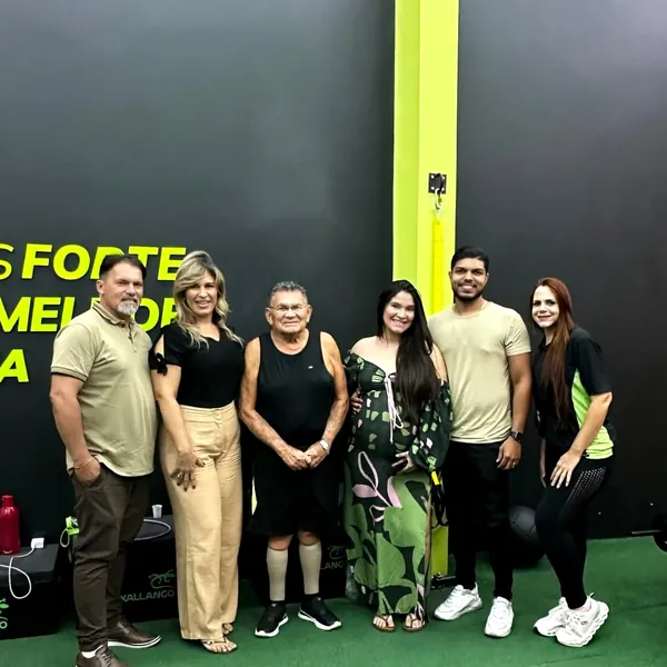 Alunos e equipe posando juntos no espaço de treino da DoctorFit Caruaru